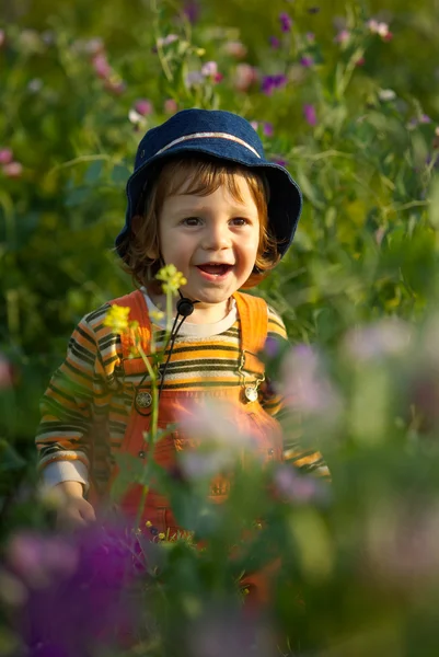 Маленький мальчик ходит в зеленом — стоковое фото