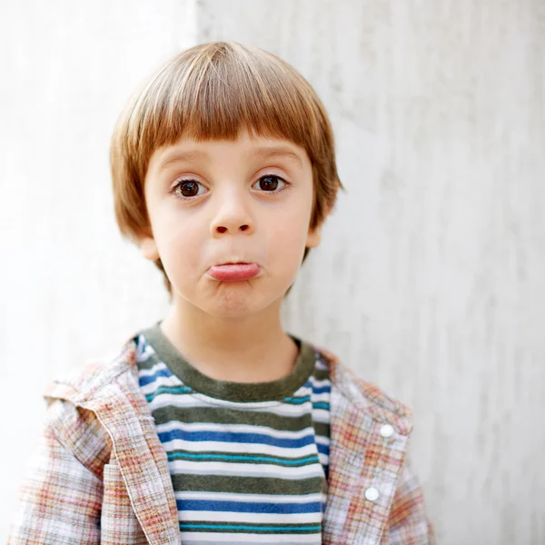 Băiețel cu față amuzantă — Fotografie, imagine de stoc