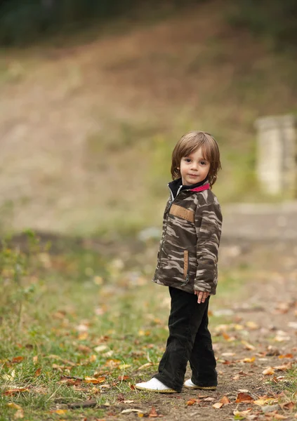 Маленький хлопчик в лісі — стокове фото