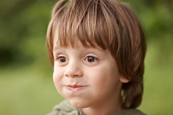 Liten pojke med roliga ansikte — Stockfoto