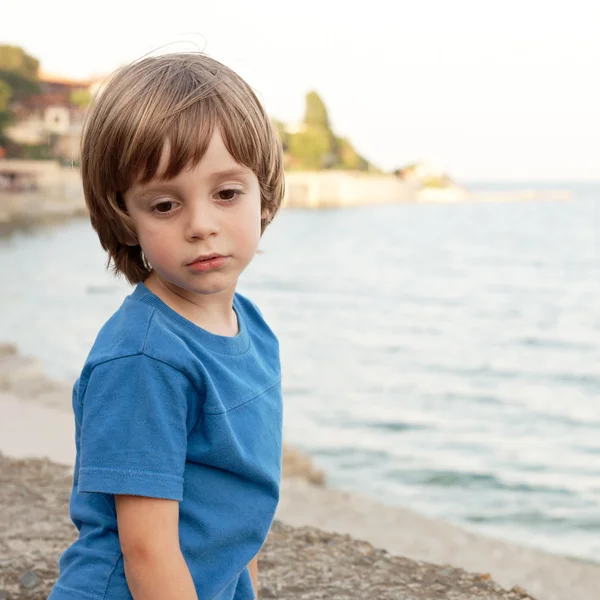Μικρό αγόρι στην ακτή της θάλασσας — Φωτογραφία Αρχείου