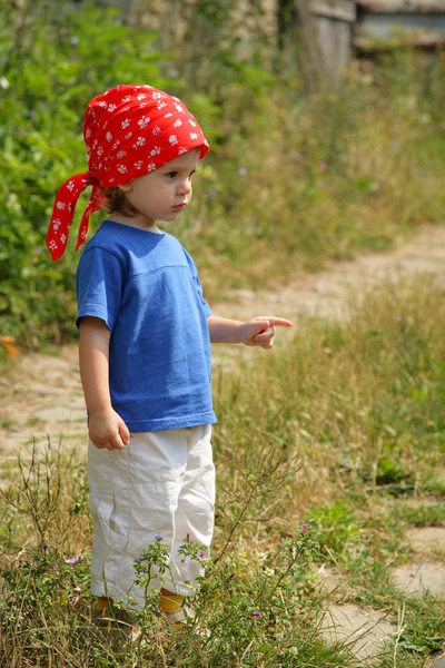 Barn med röd halsduk — Stockfoto