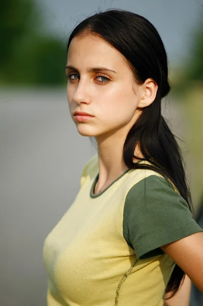 Młoda piękna dziewczyna — Zdjęcie stockowe
