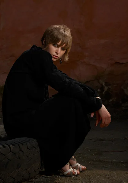 Model dívka v černých šatech — Stock fotografie