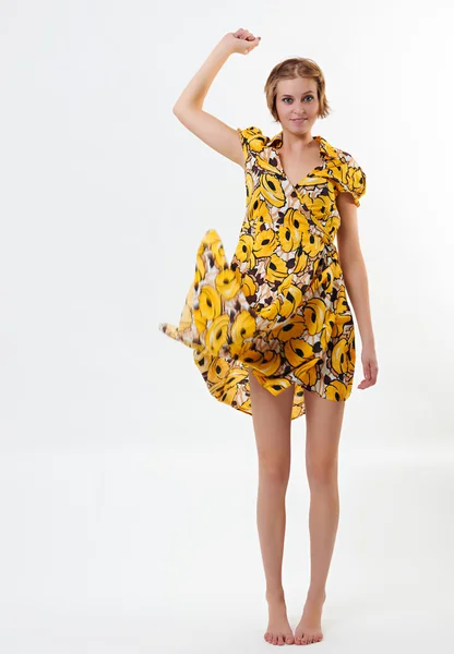 Chica en vestido amarillo — Foto de Stock