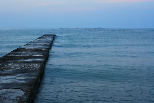 Gamla kajen i en morgon blå havet vatten — Stockfoto