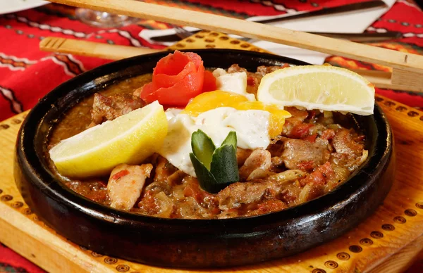Bulgarische schmackhafte Speisen auf Keramik sach Gericht — Stockfoto