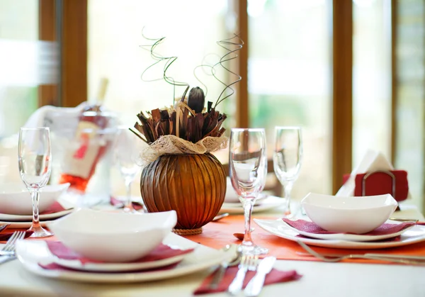 Una mesa de restaurante roja — Foto de Stock