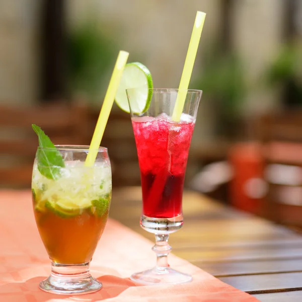 Two cocktail drinks in glasses, on a table — Stock Photo, Image