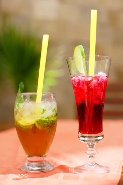 Duas bebidas de coquetel em copos, em uma mesa — Fotografia de Stock