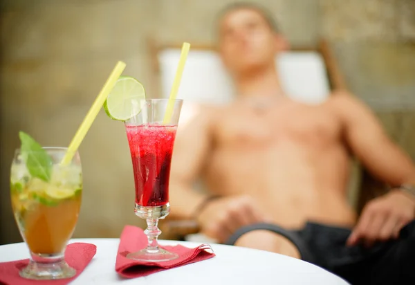 Relaxing with two glasses of fresh fruits cocktails — Stock Photo, Image