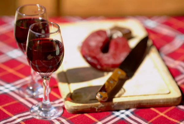 Dvě sklenice červeného vína — Stock fotografie