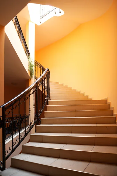 Bir bina merdiven — Stok fotoğraf