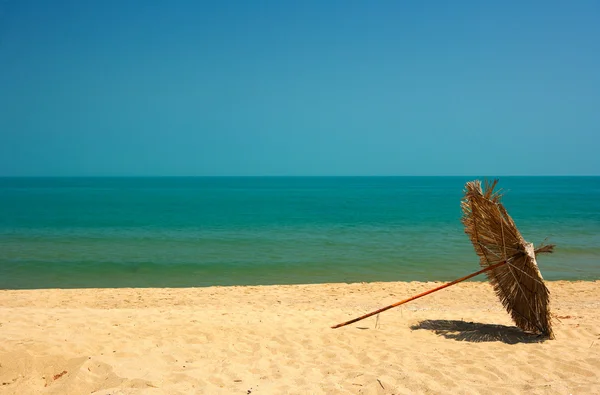 黄金の砂浜と青い海の水とビーチ — ストック写真