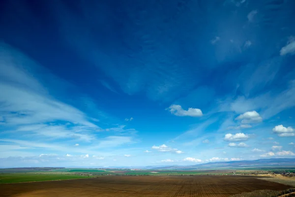 Пейзаж з блакитним небом — стокове фото