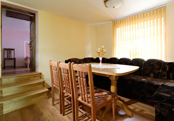 Interno di un soggiorno e sala da pranzo in un nuovo appartamento — Foto Stock