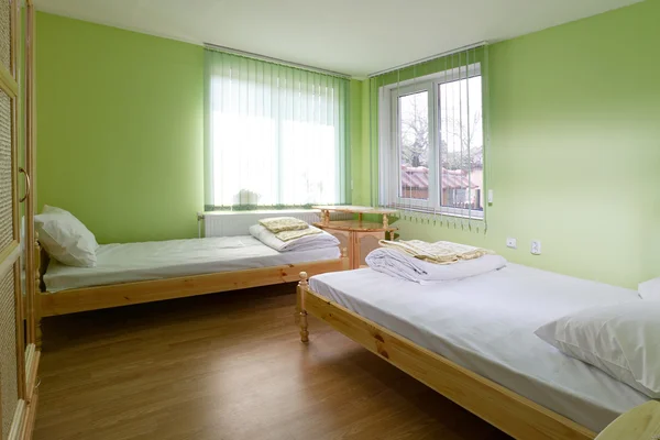 Sypialnia z dwoma łóżkami — Zdjęcie stockowe