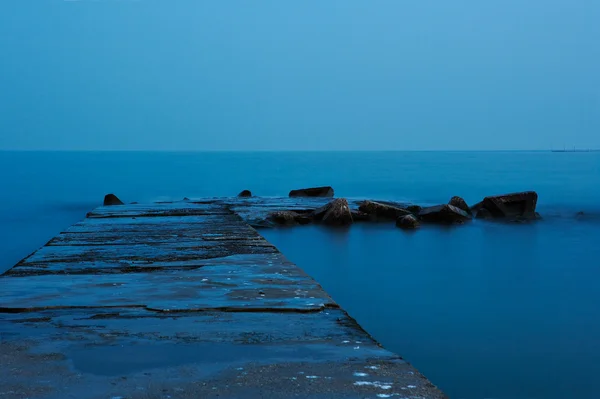 青い月明かりの下で古い岸壁 — ストック写真