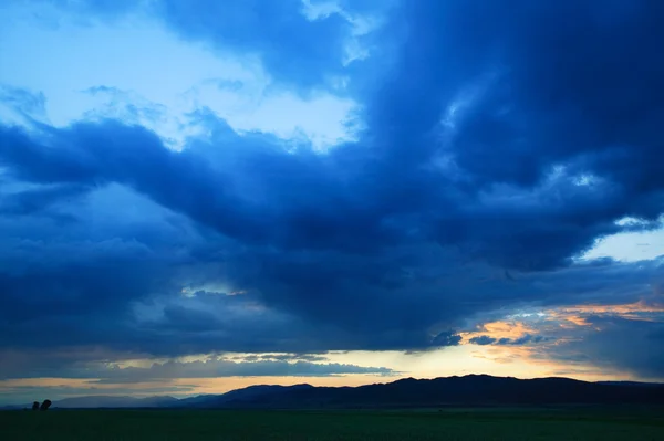 Bouřkové mraky při západu slunce — Stock fotografie