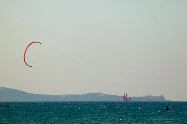 Paisagem marinha e kitesurf — Fotografia de Stock