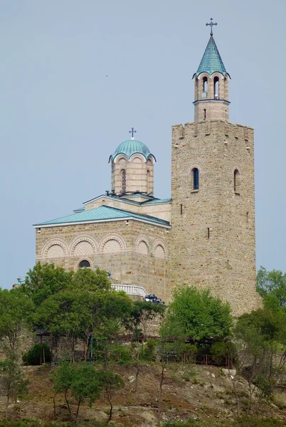 La iglesia en la fortaleza de Tzarevets en Veliko Tarnovo, Bulgaria — Foto de Stock