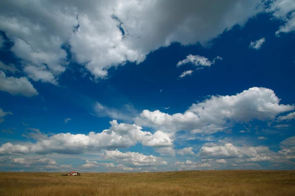 Пейзаж с облачным небом — стоковое фото