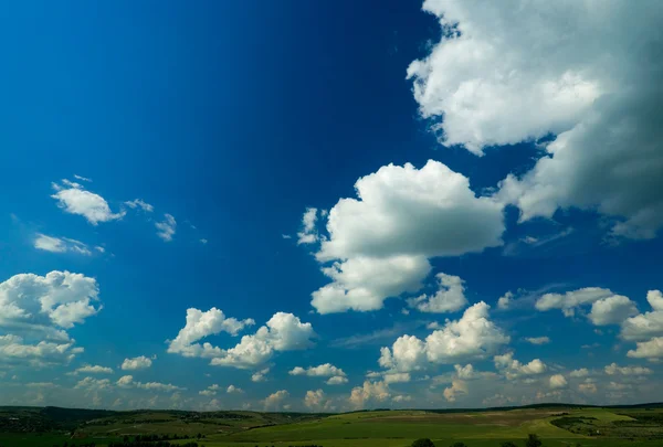 Paesaggio e cielo blu — Foto Stock