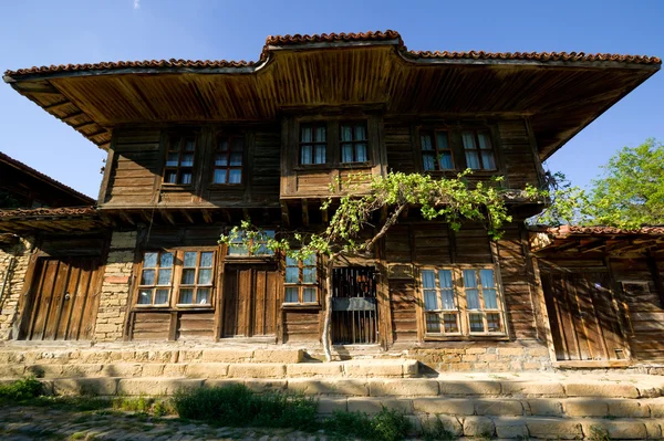 Starý dřevěný dům z jeravna — Stock fotografie