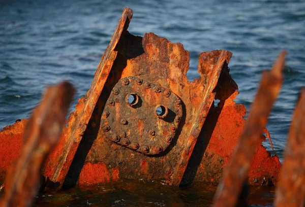 Rostiger Stahl im Meer — Stockfoto