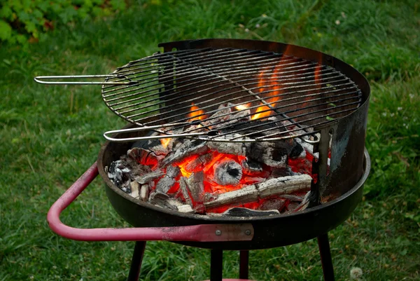 Brand in een houtskool grill — Stockfoto