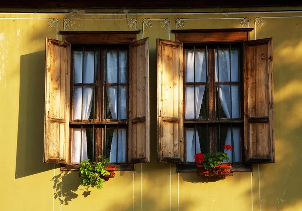 Fenster eines traditionellen Hauses — Stockfoto