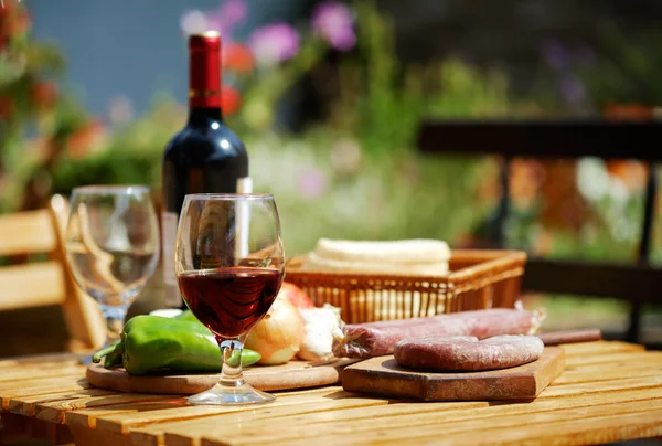 Mesa con deliciosa comida y vino — Foto de Stock
