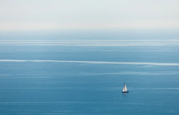 Голубое море и лодка — стоковое фото