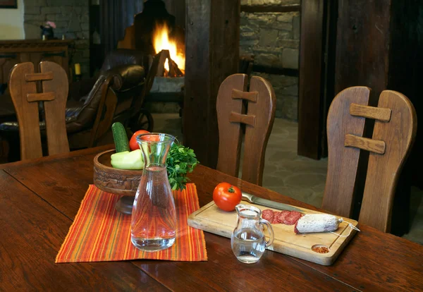 食品 - ブランデー、ソーセージ、そして木製のテーブルに果物 — ストック写真