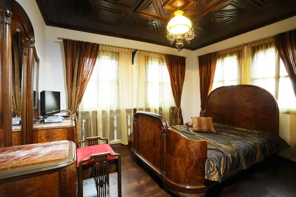 Спальня готелю в старому стилі — стокове фото