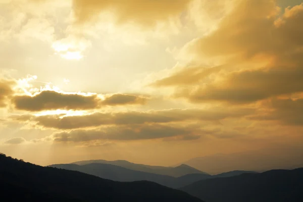 Grzbiety górskie o zachodzie słońca — Zdjęcie stockowe