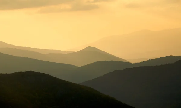 Crinali di montagna al tramonto — Foto Stock