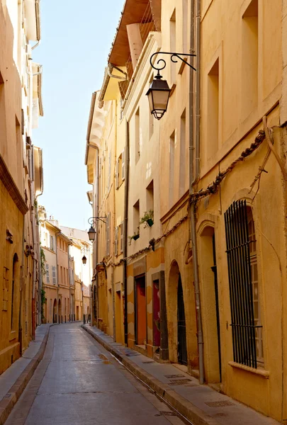 Narrow street with Provence houses — Stock Photo, Image