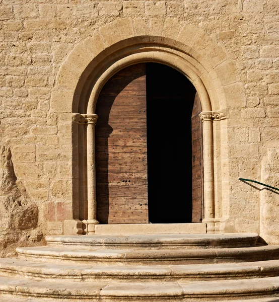 The gate of the Ansouis cathedral — Stock Photo, Image