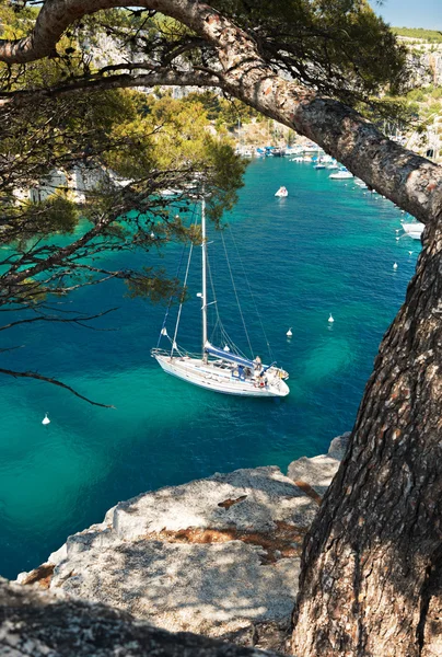 Yacht in calanque di Cassis, Francia — Foto Stock
