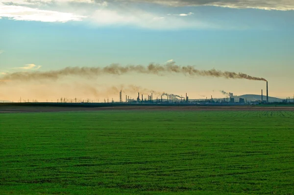 Raffineria di petrolio al tramonto — Foto Stock