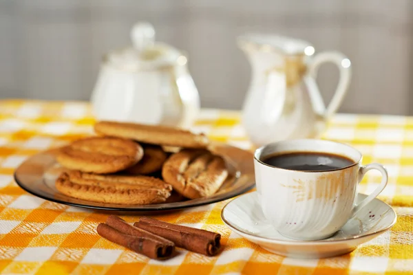 早晨咖啡和肉桂在桌上的饼干 brerakfast — 图库照片