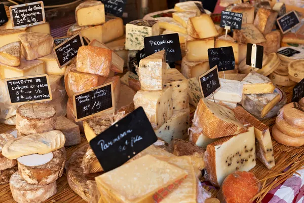 Franse kaas op markt van provence — Stockfoto