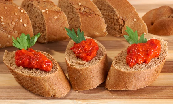 Ajvar auf Brotscheiben — Stockfoto