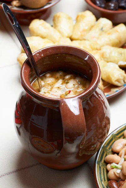 陶器でブルガリアの豆のシチュー — ストック写真