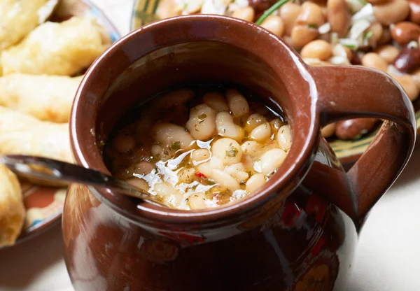 陶器でブルガリアの豆のシチュー — ストック写真
