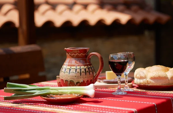 Vin, ost och saussage på bordet — Stockfoto