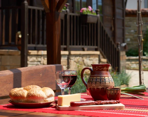 Vin, ost och saussage på bordet — Stockfoto