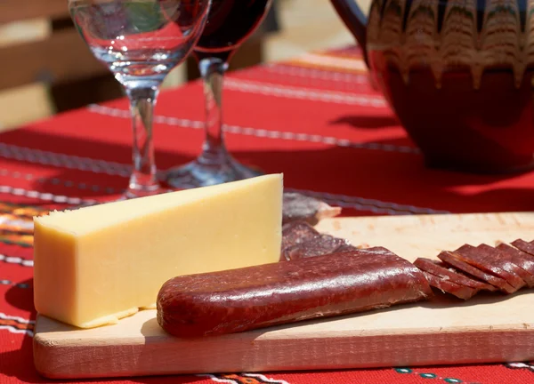 Gul ost och saussage på bordet — Stockfoto