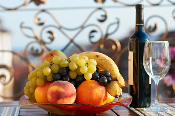 Frutas de verano y botella de vino — Foto de Stock